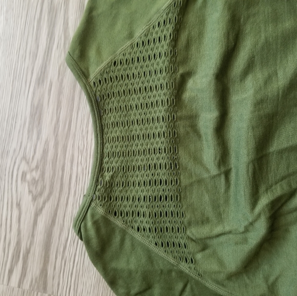 Fabletics green perforated LS shirt - Picture 2 of 4